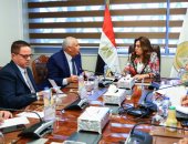 وزيرة التنمية المحلية تتابع مع محافظ الوادى الجديد إنشاء مركز إنتاج الحرير الطبيعى