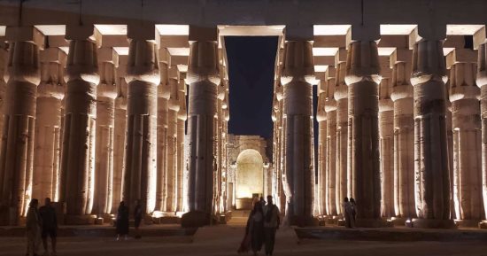 سحر تماثيل الملوك بمعبد الأقصر.. الإضاءة ليلا تجذب سياح العالم.. صور